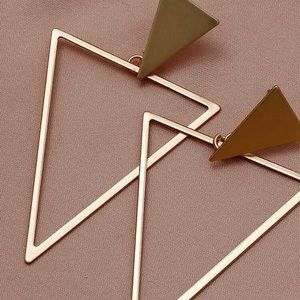 Gold triangle earrings med